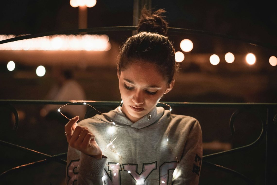 Jeune femme seule pensive oubliée, illustration symbole de l'effacement de soi et du besoin de reprendre sa place en thérapie